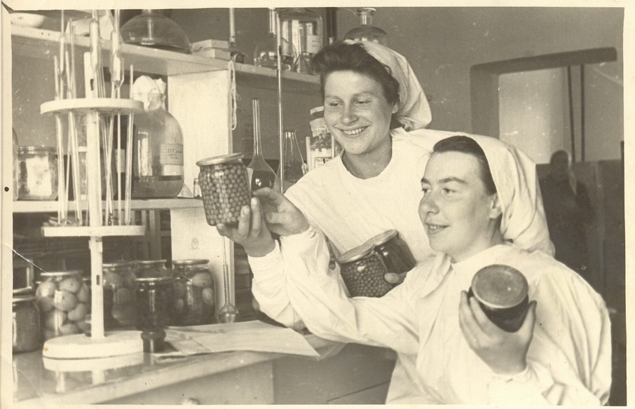 В лаборатории Глубокского консервного завода (1950-е гг)