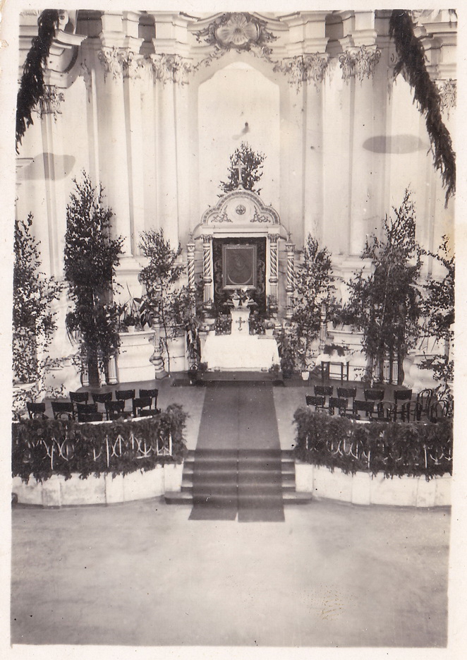 Алтарь храма в Березвечье. Фото 1938 года.