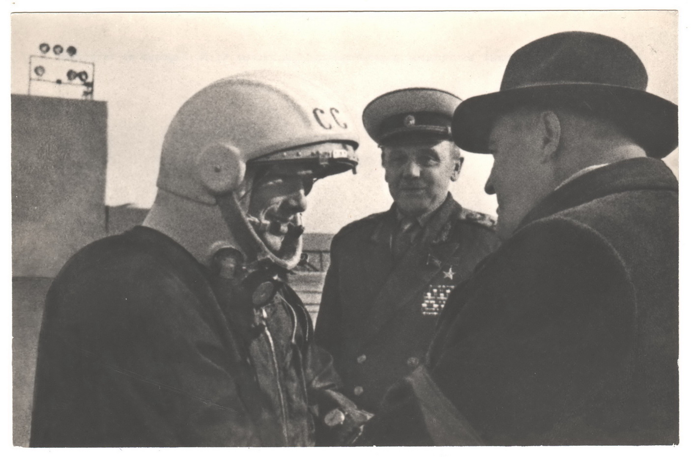 Ю.А.Гагарин и С.П.Королёв на стартовой площадке космодрома (надпись на открытке)