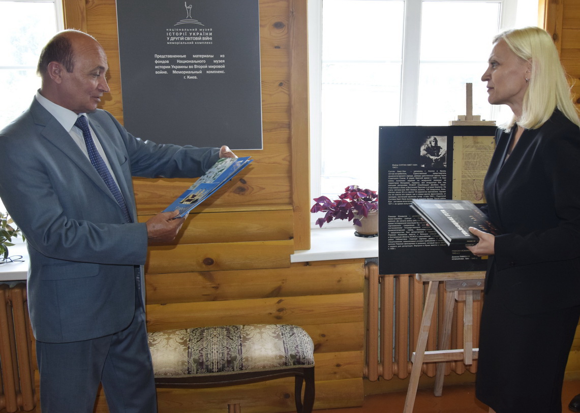 Вручение памятных подарков первому секретарю Посольства Украины в Республике Беларусь 