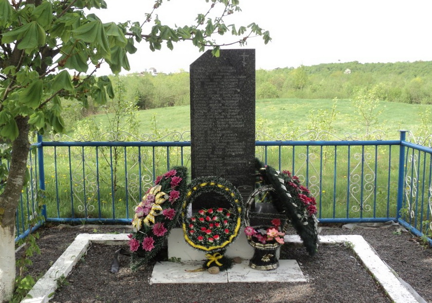 Памятник на братской могиле в урочище Жвировня (фото 2000-х гг.)