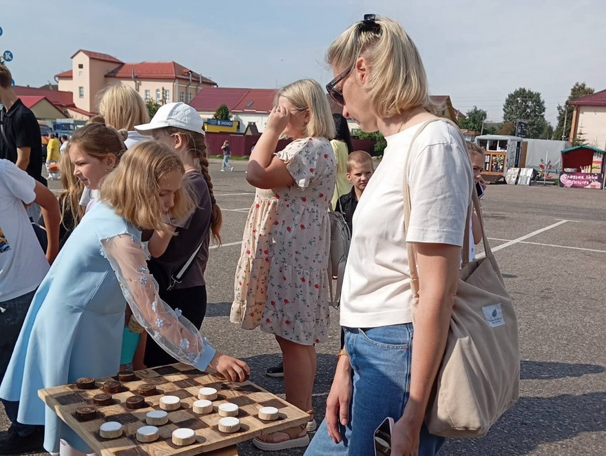 На музейнай пляцоўцы шматлюдна