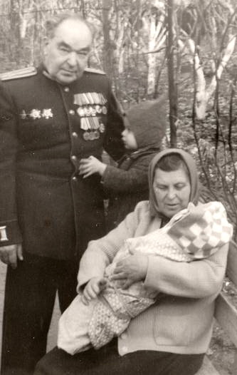 Якаў Ануфрыевіч з жонкай і ўнукамі