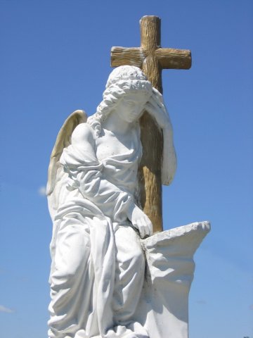 Скульптура "Ангел у креста"