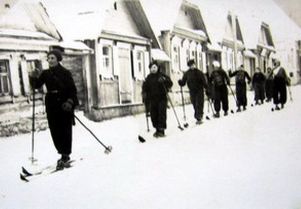 Лыжники на улице города. Фото 1920-30-х гг.