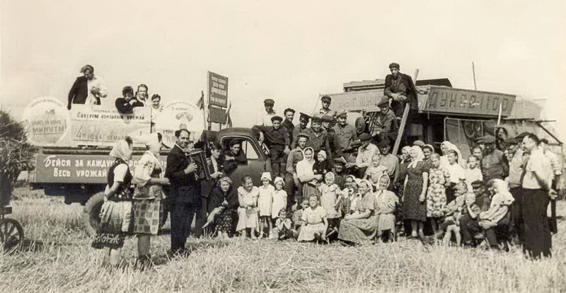 Выступленне артыстаў перад хлебаробамі калгаса “17 верасня”