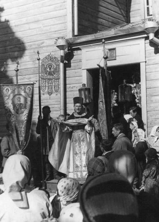 Прихожане у стен церкви д. Кавали (фото 1930-х гг.)