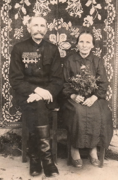 Полный Георгиевский кавалер Кучинский Ф.С. с женой (фото 1950-х гг)