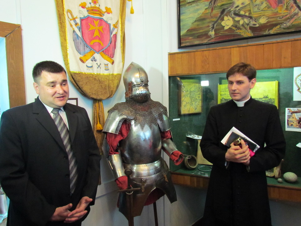 С выставкой гостей музея знакомит Владимир Мирончик