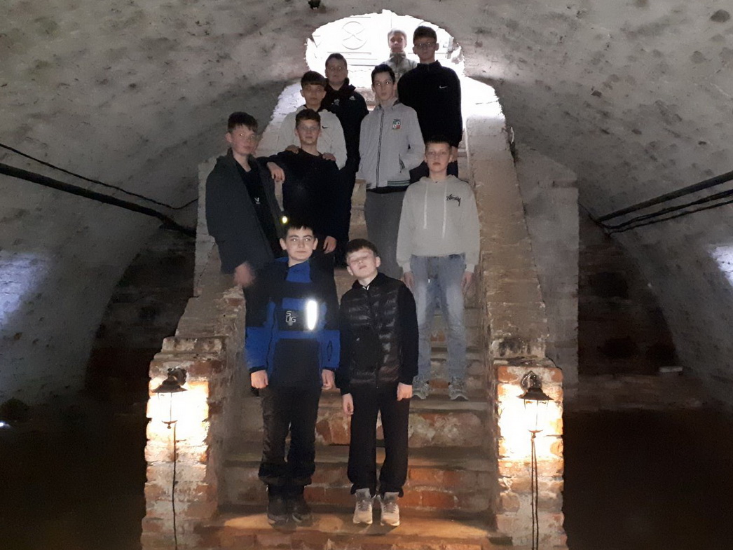 Дзеці з Шаркаўшчыны на прыступках царкоўнага падзямелля