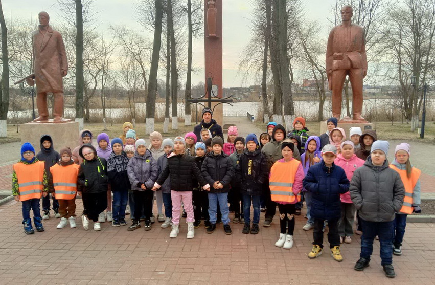 Група вучняў школы №2 падчас экскурсіі ў парку Перамогі